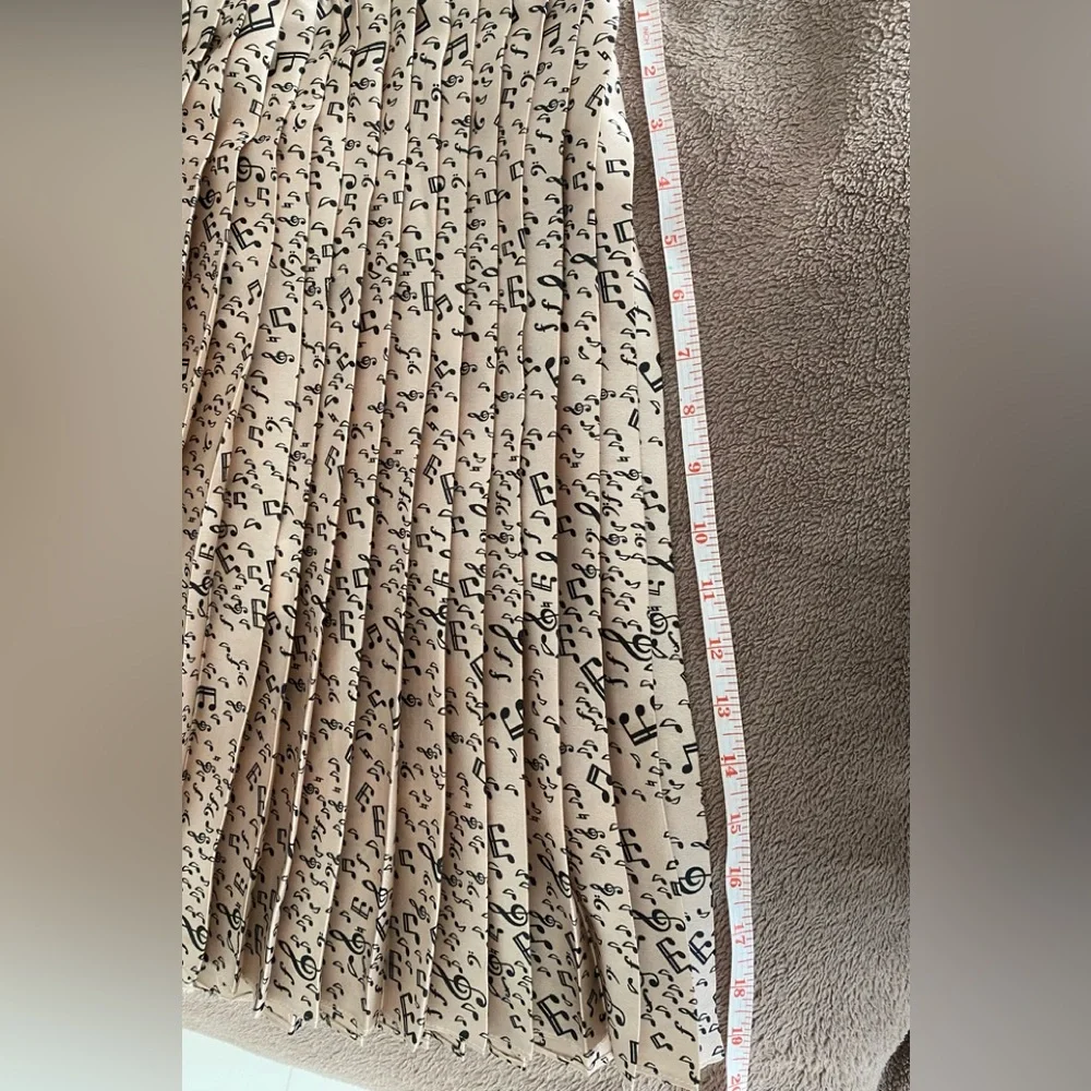 Pleated Skirt with music notes - Silk - Pleated - Picture 4 of 5